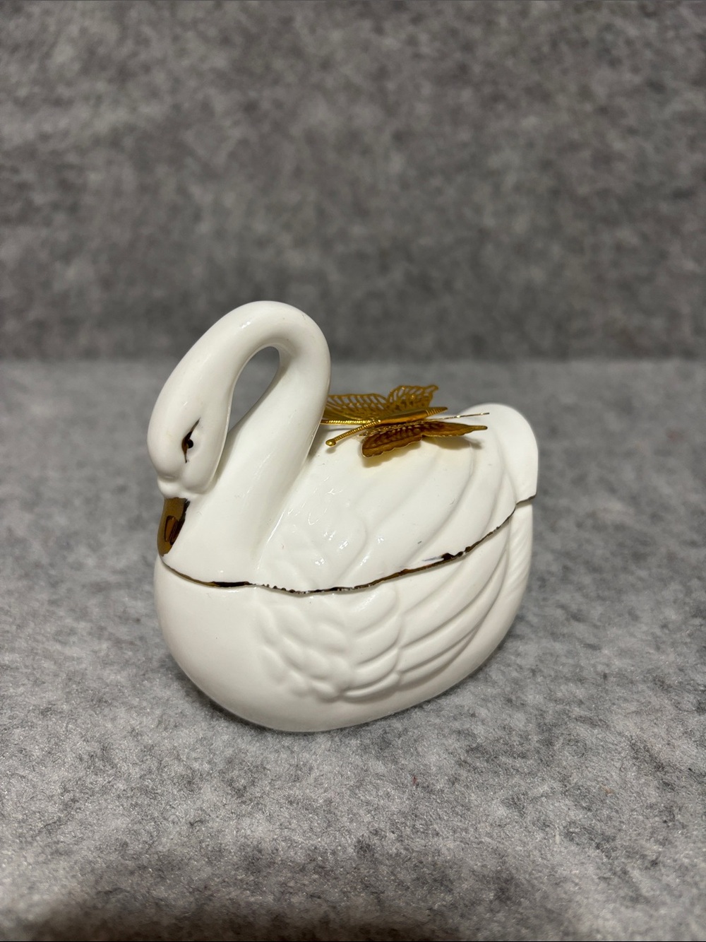 VINTAGE LEFTON BONE CHINA SWAN WHITE TRINKET BOX GOLD BUTTERFLY TRIM 1987 05986 - Picture 1 of 11